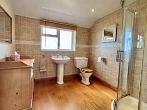 Master En-suite- click for photo gallery